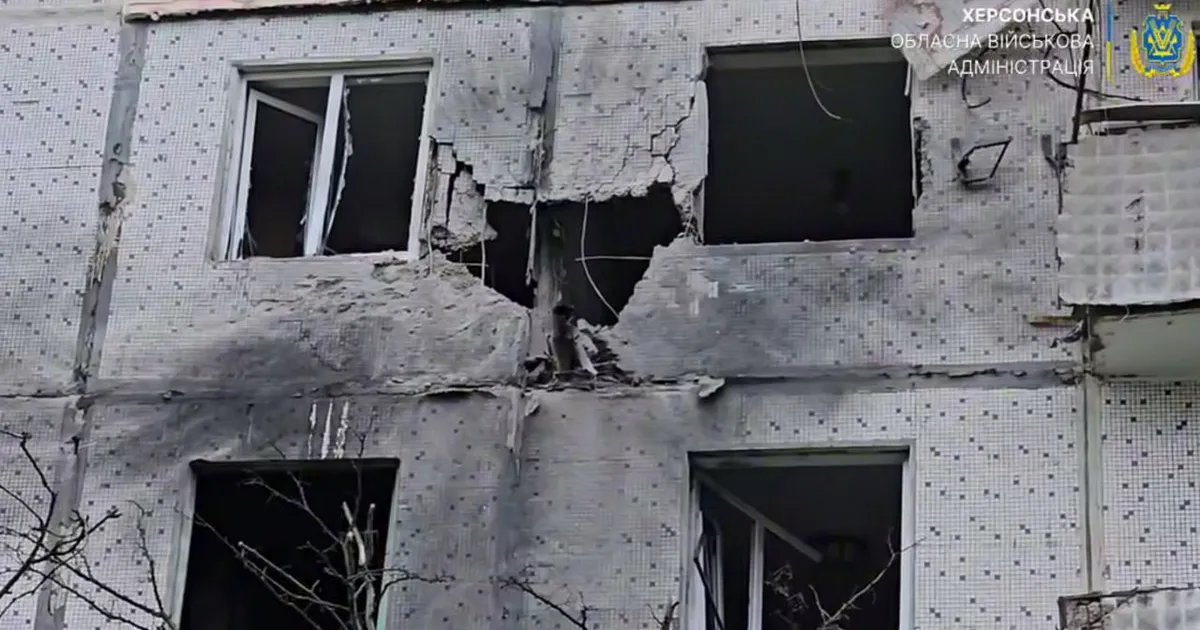 Россияне обстреляли многоэтажный дом в Херсоне: ранены три человека