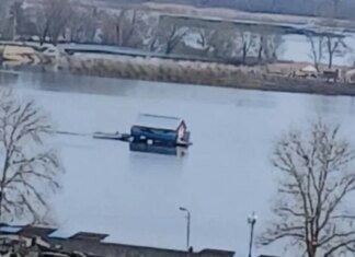 Дрейфующий дом на Оболони: киевлян шокировало плавучее здание посреди залива. ВИДЕО