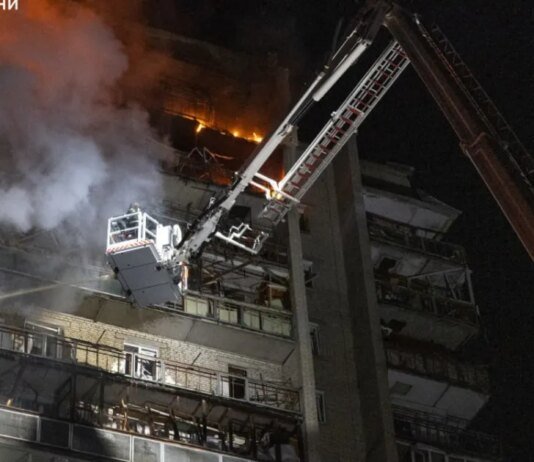 В Сумах дроны РФ поразили 16-этажное здание, среди раненых — ребенок. ФОТО