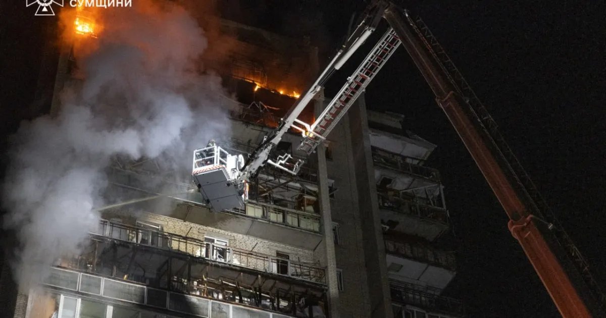 В Сумах дроны РФ поразили 16-этажное здание, среди раненых — ребенок. ФОТО