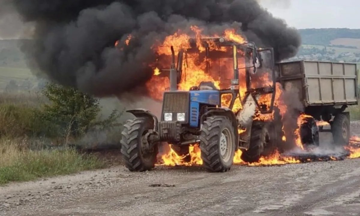 В Сумской области трактор подорвался на взрывчатке, сброшенной с вражеского дрона: есть раненые
