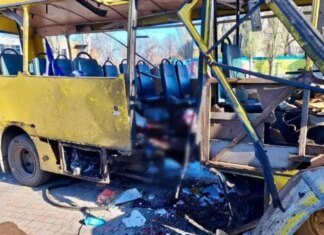 Россияне нанесли удар с помощью дрона по автобусу в центре Никополя: есть погибшие и раненые