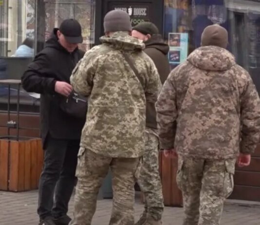 В Луцке подростки напали на сотрудников ТЦК