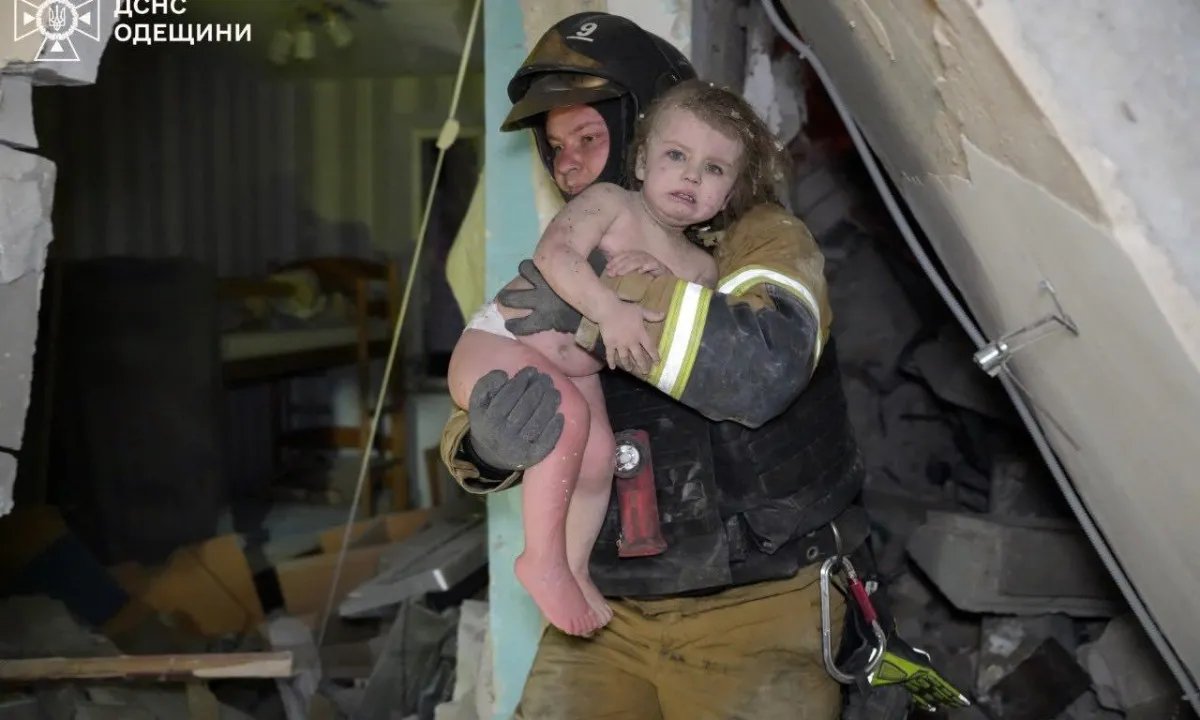 После обстрела Одессы двухлетнюю девочку и её маму выписали из больницы. ВИДЕО
