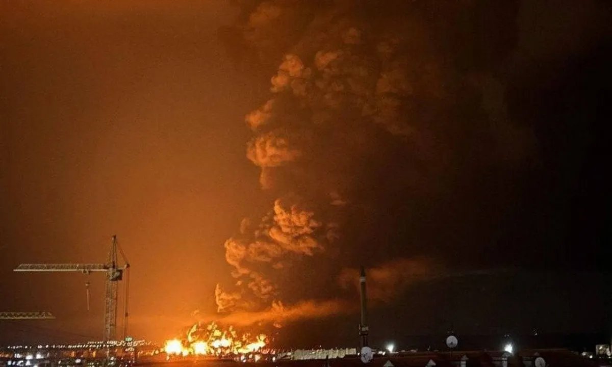 По всему Крыму раздаются взрывы: под обстрелом ТЭС, аэродромы и, вероятно, нефтебаза