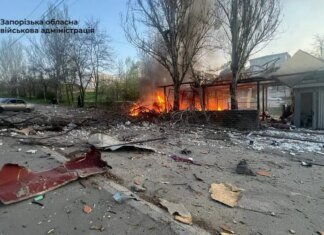 Под обстрелом автобусная остановка, автостоянка и предприятие: оккупанты атаковали Запорожье, погибла женщина