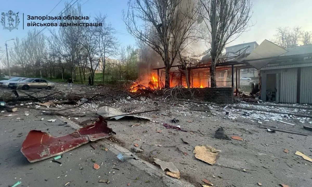 Под обстрелом автобусная остановка, автостоянка и предприятие: оккупанты атаковали Запорожье, погибла женщина