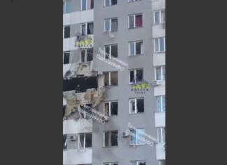 Девятиэтажный дом в Одессе стал целью для российского шахеда. ВИДЕО