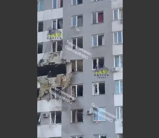 Девятиэтажный дом в Одессе стал целью для российского шахеда. ВИДЕО