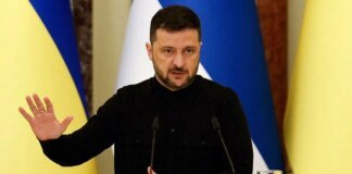 Переводчик Зеленского забыл выключить гарнитуру и «прославился». ВИДЕО