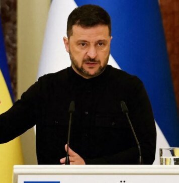 Переводчик Зеленского забыл выключить гарнитуру и «прославился». ВИДЕО