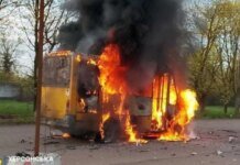 Россияне атаковали маршрутку в Херсоне с помощью дрона: фото последствий