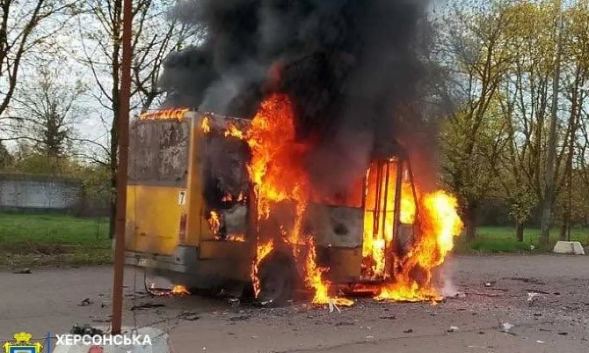 Россияне атаковали маршрутку в Херсоне с помощью дрона: фото последствий