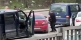 В Киеве водитель повредил полицейскую машину и наехал на сотрудника ТЦК во время побега