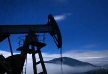 Цены на нефть падают: рынок ожидает продолжения переговоров между США и Ираном