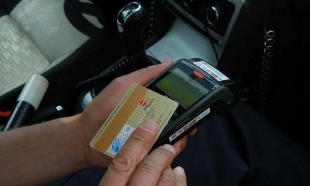 Долой «письма счастья» с дедлайнами: новый закон спасет банковские карты украинцев