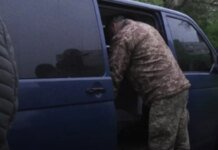 ТЦК: во время оповещения мужчина упал с крыши, травм не получил