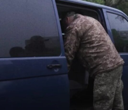 ТЦК: во время оповещения мужчина упал с крыши, травм не получил