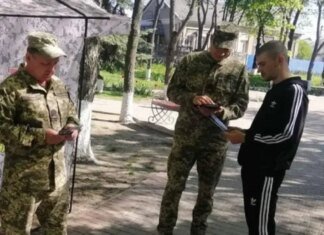 Смартфон как наводка: почему в ТЦК забирают гаджеты ради безопасности