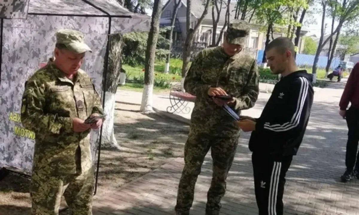 Смартфон как наводка: почему в ТЦК забирают гаджеты ради безопасности