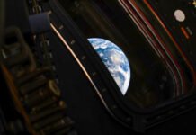 Полярные сияния из космоса: Artemis II засняла Землю на пути к Луне