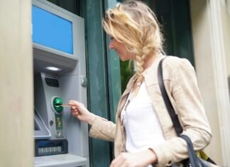 На украинском банковском рынке формируется новое M&A-соглашение: покупкой банка «Авангард» интересуются логистический оператор и онлайн-ритейлер.