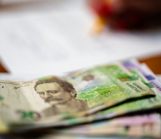 Трудоспособных получателей соцпомощи заставят искать работу: что грозит всей семье за отказ