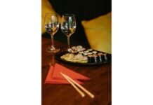 Суші та саке-пейрінг вдома: як правильно поєднувати роли з напоями, щоб перетворити звичайну доставку на гастрономічний вечір 2026 року