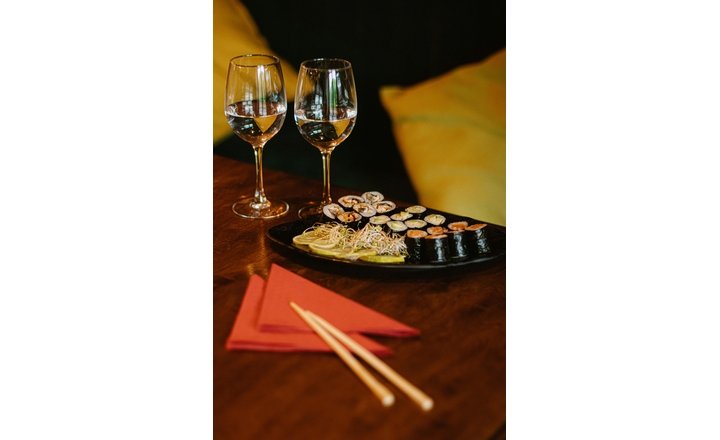 Суші та саке-пейрінг вдома: як правильно поєднувати роли з напоями, щоб перетворити звичайну доставку на гастрономічний вечір 2026 року