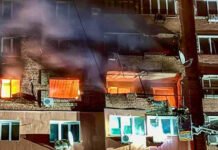 У Дніпрі ворожий безпілотник влучив у багатоповерхівку: що зараз на місці події