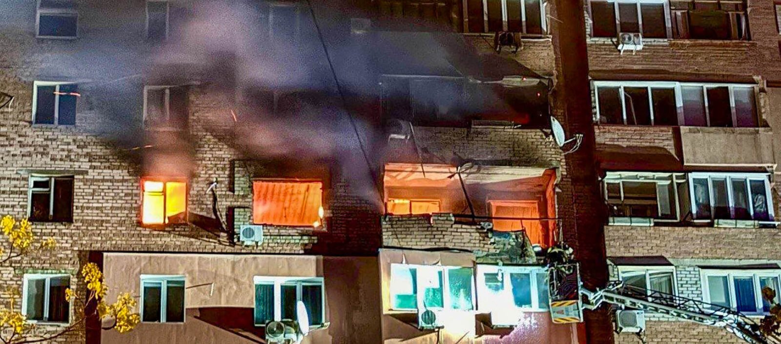 У Дніпрі ворожий безпілотник влучив у багатоповерхівку: що зараз на місці події