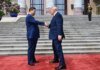 Битва невербалики: проверка Трампа рукопожатием создала «неловкий момент». ВИДЕО