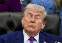 «Он просто моргнул»: команда Трампа попала в новый скандал из-за фото