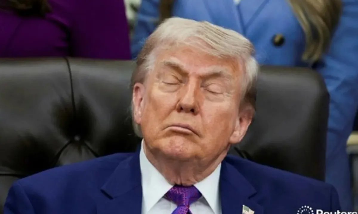 «Он просто моргнул»: команда Трампа попала в новый скандал из-за фото