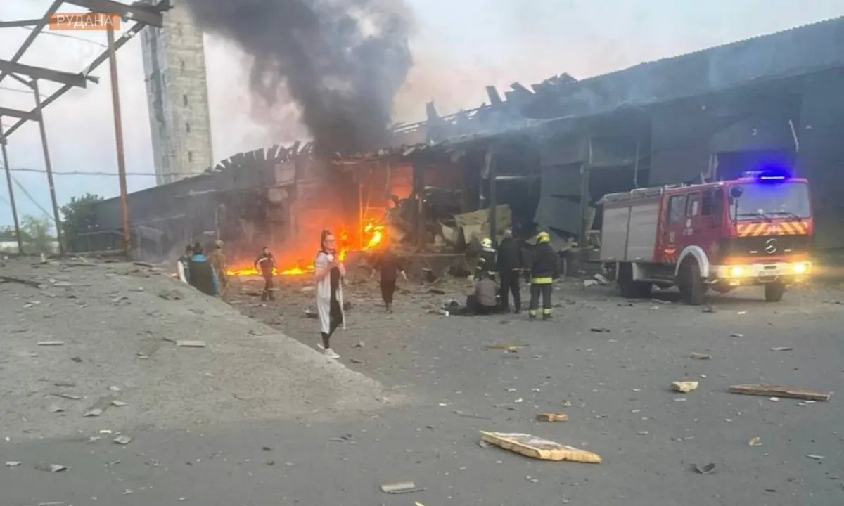В Днепре второй раз за месяц ракета попала в склад VARUS: есть погибшие
