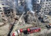 Под завалами ищут пострадавших: спасатели ведут отчаянную борьбу со временем в атакованном Киеве. ФОТО