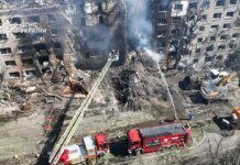 Под завалами ищут пострадавших: спасатели ведут отчаянную борьбу со временем в атакованном Киеве. ФОТО