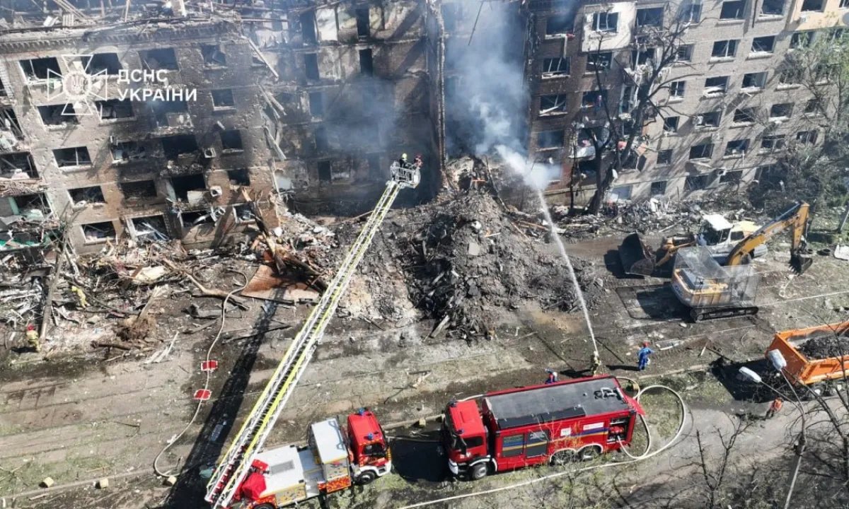 Под завалами ищут пострадавших: спасатели ведут отчаянную борьбу со временем в атакованном Киеве. ФОТО