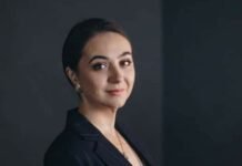 Экс-пресс-секретарь Зеленского Мендель раскритиковала его в интервью в США, в ОП назвали ее «не в себе»