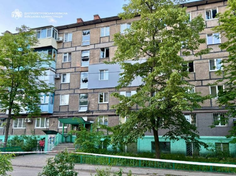 Російський БпЛА атакував Дніпро: поранена жінка, понівечене житло