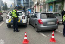 Отказался ехать в ТЦК, заперся в машине и наехал на полицейского — водителя задержали в Киеве