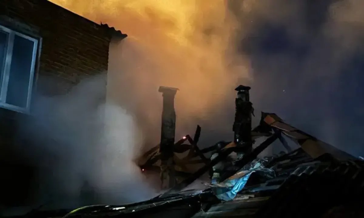 В Сумах БПЛА врезался в жилой многоэтажный дом