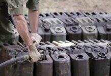 Грабеж под дулом автомата: российские солдаты мародерят на АЗС на ВОТ