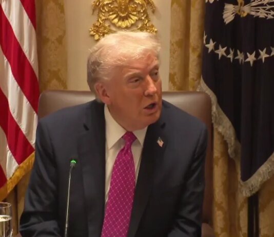 Трамп оставляет Украину один на один в переговорах с Кремлем: заявление