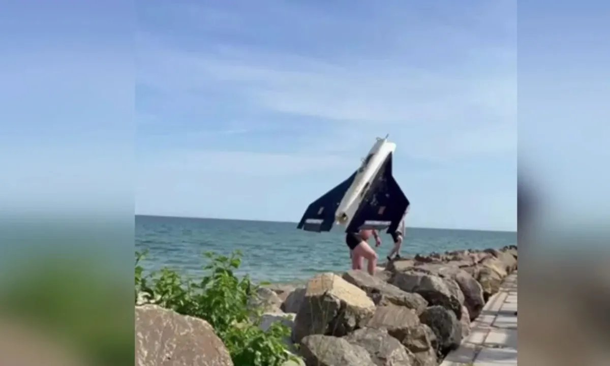В Одессе мужчина вместо рыбы достал из моря вражеский дрон. ВИДЕО