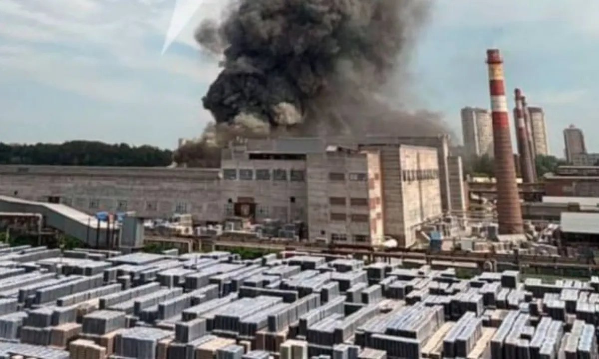 Пожар на оборонном заводе в Новосибирске: горит предприятие, производящее компоненты для оружия. ВИДЕО