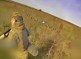Бегали кругами — не помогло: дронщики НГУ охотились за оккупантами в поле. ВИДЕО