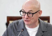 Орденопад продолжается: польский политик демонстративно вернул две госнаграды Украины
