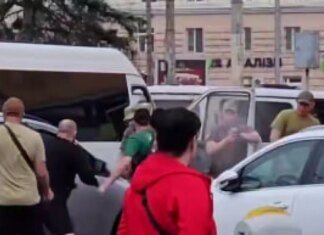 В Днепре люди закидали кирпичами и стульями сотрудников ТЦК. ВИДЕО