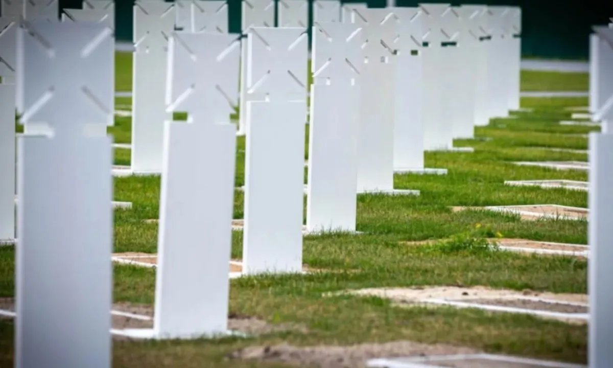 После ливня на Национальном военном мемориальном кладбище появились провалы: в администрации объяснили причины. ВИДЕО